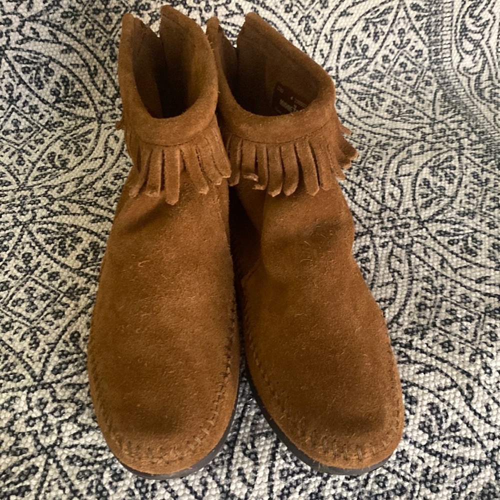 Child size 4 Minnetonka.